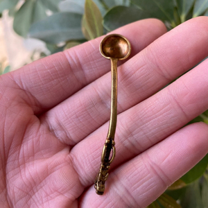 Cuchara de shilajit para rituales de spa de lujo, diseñada para una experiencia elegante de bienestar y suplementación. - Product Image 4