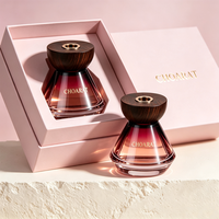 Flacon de parfum personnalisé de 130 ml, dégradé rose, avec bouchon en bois et base pyramidale facettée, vente en gros d'usine, flacon de parfum de luxe en verre