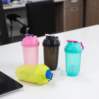 Bouteille shaker d'eau de sport avec logo en plastique pour l'extérieur et le fitness avec couvercle