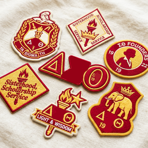 แผ่นปะติดลายกรีกสีแดงสำหรับชมรมนักศึกษา มหาวิทยาลัย สัญลักษณ์ประจำตัว ดีไซน์ทันสมัย มีสไตล์ - Product Image 1