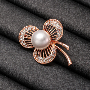 Broches de aleación bañados en oro con incrustaciones de diamantes de tres hojas y diseño de pintura al óleo para bodas y compromisos - Product Image 3
