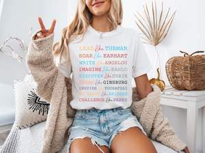 T-shirt da donna Lead Soar a maniche corte con scollo rotondo, 100% cotone, maglietta con scritta 'Strength Feminist', per il Mese della Storia delle Donne, abbigliamento casual. - Product Image 3