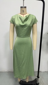 Robe d'été élégante en satin à manches courtes, couleur unie, col bénitier, coupe ajustée, fendue sur le côté, longueur midi - Product Image 2
