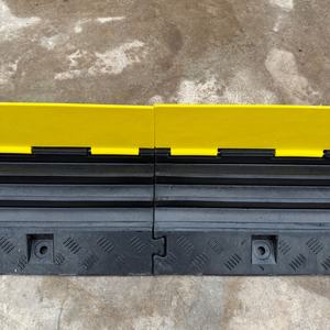 ตัวป้องกันสายเคเบิลยางคุณภาพสูง 3 ช่อง สำหรับป้องกันสายไฟในงานคอนเสิร์ต - Product Image 1