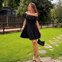 Robe décontractée personnalisée pour femme, coupe trapèze, noire unie, épaules dénudées, manches courtes à volants, longueur midi, vente en gros