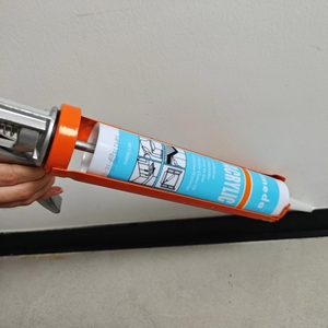Adhésif de remplissage d'écart OEM Mastic en <span class=keywords><strong>silicone</strong></span> acrylique <span class=keywords><strong>blanc</strong></span> et noir adapté <span class=keywords><strong>à</strong></span> la décoration de la maison - Product Image 1