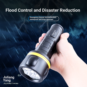 Linterna de Emergencia Clásica Impermeable (2 pilas tamaño D) - Product Image 2