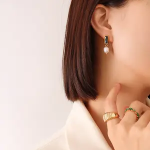 Gioielli di moda per donna all'ingrosso orecchini a cerchio con perle d'acqua dolce placcati in oro Pvd in acciaio inossidabile