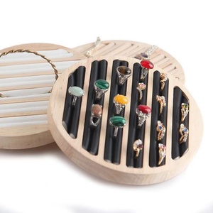 Plateau de présentation rond en bois massif et velours gaufré, personnalisé avec votre marque, pour boucles d'oreilles et bagues, idéal pour les comptoirs de Noël - Vente en gros - Product Image 6