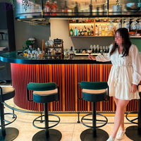 Bar moderne personnalisé pour restaurant, design en bois cannelé avec comptoir en Corian noir