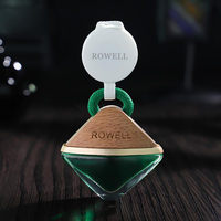 Bouteille en verre de parfum de voiture de triangle de 7ml avec le logo de laser sur le chapeau en bois