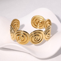 Bracelet manchette spirale minimaliste en acier inoxydable, bijou unique pour elle, design tourbillon, bracelet manchette plaqué or 18 carats