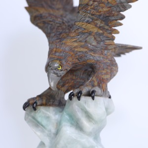 Obra de arte de águila tallada a mano de la piedra Quesera - Exquisita artesanía - Product Image 2