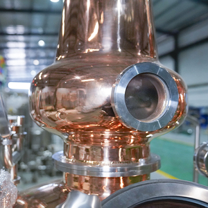Alambic en cuivre de haute qualité 200L-3000L, équipement de distillation à contrôle automatique, chauffage électrique à vapeur, panier de distillation de <span class=keywords><strong>gin</strong></span>, condenseur - Product Image 3