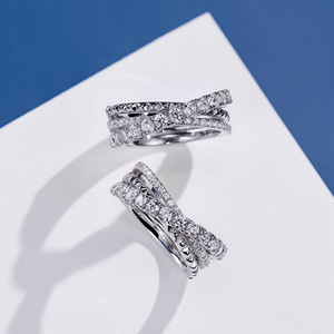 Anello a Tre Strati con Triplo Fascio Incrociato per Donne, Gioiello da Dito Delicato e Alla Moda - Product Image 1