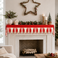 Chemin de table rouge et blanc en forme de chapeau d'elfe avec guirlandes rayées et clochettes pour la décoration de fêtes de Noël, de buffets et de présentoirs de vente au détail