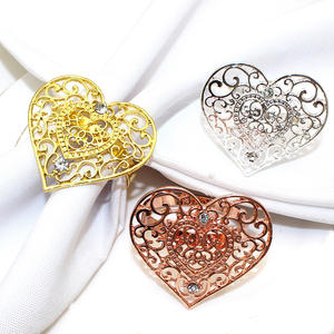 Günstige Valentinstag Servietten ring halter Metall Liebe Servietten ring Aushöhlen Herzform Servietten ringe für die Hochzeit - Product Image 1