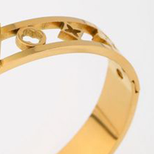 Bracciale a Polsino con Lettera V in Acciaio Inossidabile Placcato Oro Angelina, Gioiello Unisex alla Moda, Idea Regalo - Product Image 6