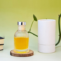 Bouteille diffuseur en verre ronde personnalisable de 100 ml, 200 ml, 500 ml avec motif vertical gravé et bâtonnets, vente en gros