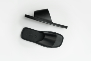 Sandales plates personnalisables faites à la main en cuir de vache véritable à large bande et semelle fine, unisexe, noires - Product Image 2