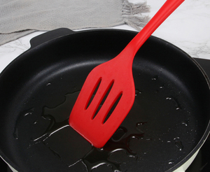 Espátula ranurada pequeña y ecológica de silicona de la marca APEX para tortitas de huevos de pescado y más - Product Image 6