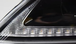 Gruppo Fari Anteriori a LED di Alta Qualità con Lente Modificata e Luce di Marcia Diurna per Ford Focus 2009-2011 - Product Image 4
