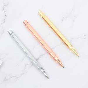 Stylo bille hexagonal en métal personnalisable avec logo, recharge Parker et impression UV pour cadeaux d'affaires et design haut de gamme - Product Image 2