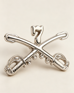 ตราสัญลักษณ์โลหะรูปดาบไขว้กองทหารม้าที่ 7 แบบกำหนดเอง ชุบนิกเกิลสีทอง ตราเข็มกลัดติดปกเสื้อทหารม้าสหรัฐฯ - Product Image 6