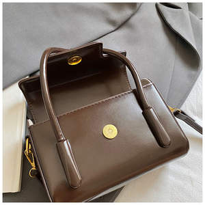 Sac à bandoulière carré petit et léger en cuir PU rétro pour femme, imperméable et résistant à l'eau - Product Image 3