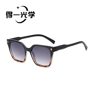 เดอ ยี่ ออพติกส์แว่นกันแดดผู้หญิงกรอบสีดำพีซี เอซีเลนส์ยูวี 400 ประเภท 3 ที่บังแดดทนทานแฟชั่นสไตล์ย้อนยุค - Product Image 1