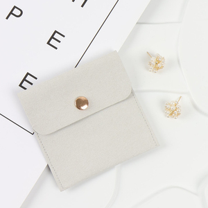 Pochette à bijoux en microfibre gris clair de luxe MOJIU 8x8cm, logo personnalisé imprimé pour l'emballage de boucles d'oreilles et de colliers tendance - Product Image 1