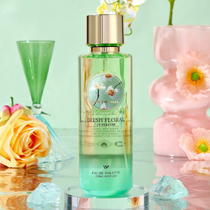 Eau de Toilette Designer 230ml, Parfum Longue Durée pour Femme, Fragrance Florale & Boisée Élégante, Brume Corporelle Rose et Bois de Cèdre - Product Image 4