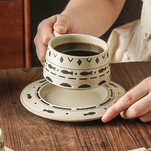 Ensemble tasse et soucoupe à café en céramique rétro avec motif floral et design en forme de chat pour la maison ou le bureau - Product Image 2