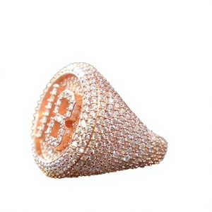 Bagues personnalisées en argent massif 925 plaqué or rose, style hip-hop tendance, serties de moissanite, bijoux rappeur glacés, avec initiales, numéros et lettres. - Product Image 1