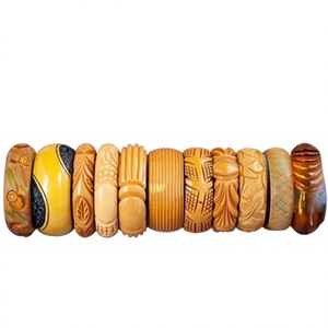 Brazalete de Resina Amarilla con Flores de Margarita Blancas Talladas, Adornado con Pedrería Dorada, Joyería Redonda de Alta Calidad, Elegante y Moderna para Mujer - Product Image 6