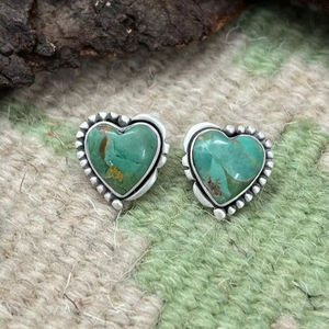 Pendientes de Plata de Ley Hechos a Mano con Turquesa Kingman, Diseño Único de Artesano - Product Image 1