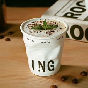 Taza de Café Plegada de Estilo Nórdico, Taza de Cerámica Irregular con Letras Inglesas, Tazas Personalizadas para Latte y Desayuno con Eslóganes de Café - Product Image 4
