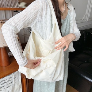 <span class=keywords><strong>Sac</strong></span> fourre-tout décontracté à <span class=keywords><strong>bandoulière</strong></span> avec broderie florale en mousseline de soie, couleur unie, grande capacité, fermeture ouverte, deux poignées - Product Image 4