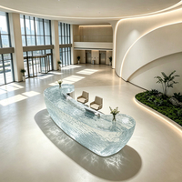 Comptoir de réception incurvé moderne en résine transparente de luxe sur mesure pour hall d'hôtel, chambre et mobilier de bureau