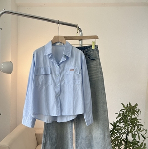 A370 Langärmliges, kurzes Hemd aus weichem Gaze mit zwei Cargotaschen und Lederetikett, locker geschnitten, lässiger Umlegekragen, Taschen-Oberteil - Product Image 1