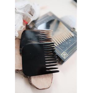 Peine Artesanal Tradicional Hecho de Cuerno de Búfalo, Materiales Naturales que Favorecen el Crecimiento Saludable del Cabello, Textura Suave - Product Image 1