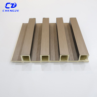 Panneaux muraux 3D cannelés : Revêtement intérieur en PVC et WPC, finitions marbre et bois blanc