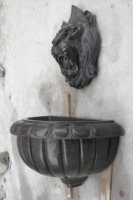 Fontaine murale tête de lion en pierre noire avec bassin décoratif pour décoration d'eau de jardin extérieur élégant