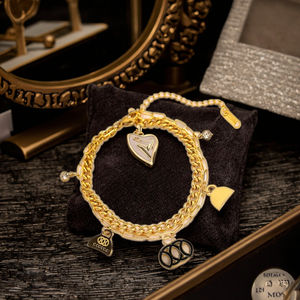 Questo nuovo bracciale in acciaio inox 18K oro per le donne <span class=keywords><strong>di</strong></span> un marchio <span class=keywords><strong>di</strong></span> design è semplice, Versatile, e mette in mostra lo stile individuale. - Product Image 6