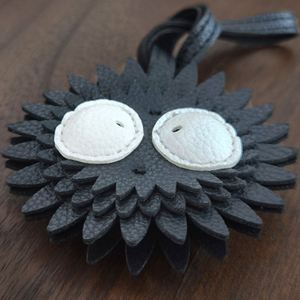 Porte-clés artisanal en cuir PU noir de haute qualité, en forme de boule de charbon, pour sacs, accessoires et décoration de clés de voiture - Product Image 4