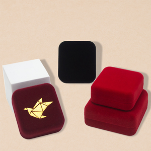 Boîte en plastique velours personnalisée pour épingles de revers en émail souple, boîte à <span class=keywords><strong>bijoux</strong></span> pour bague de fiançailles romantique et élégante, emballage pour badges de revers - Product Image 5