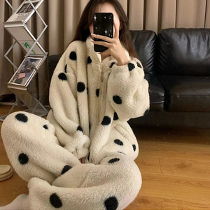 Set di <span class=keywords><strong>pigiama</strong></span> <span class=keywords><strong>in</strong></span> <span class=keywords><strong>pile</strong></span> di corallo da donna autunno e inverno imbottito <span class=keywords><strong>in</strong></span> <span class=keywords><strong>pile</strong></span> con un grazioso <span class=keywords><strong>pigiama</strong></span> da ragazza a pois - Product Image 3