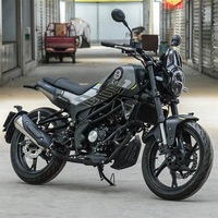Moto d'occasion Benelli Leoncino 250, style rétro, type scrambler, haute garde au sol, à essence