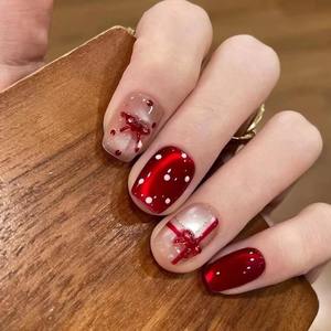 Uñas Postizas Z555 con Diseño de Lunares Rojos y Lazo Navideño, ABS Premium, Aspecto Brillante, Estilo Viral, Disponibles al por Mayor, Fáciles de Aplicar - Product Image 2