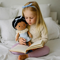 Poupée en tissu personnalisée pour fille noire, OEM ODM, poupée en peluche douce avec robe à carreaux et col en dentelle, cadeau personnalisé pour enfant